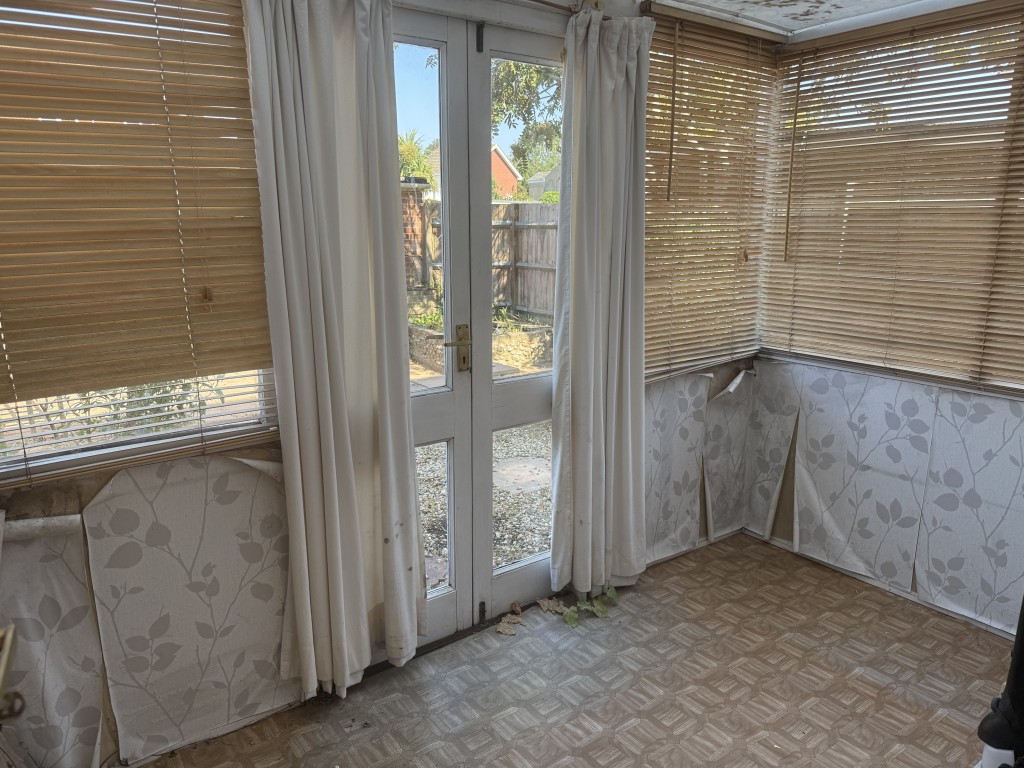 Lot: 146 - THREE-BEDROOM END-TERRACE HOUSE WITH GARAGE - Ground floor conservatory leading to rear garden
